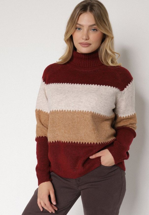 Born2be - Bordowy Golf Oversize w Szerokie Pasy z Domieszką Kaszmiru Nellemia. Okazja: na co dzień. Typ kołnierza: golf. Kolor: czerwony. Materiał: kaszmir. Styl: casual