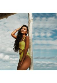 Intica - Strój kąpielowy jednoczęściowy z nowoczesnymi wycięciami Alicia. Kolor: zielony. Materiał: materiał