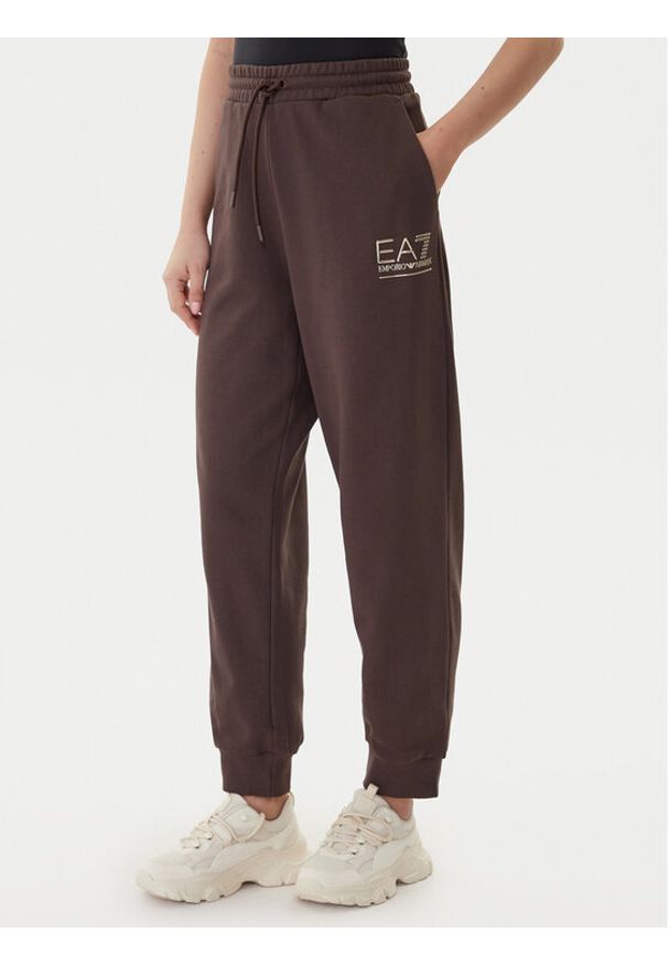 EA7 Emporio Armani Spodnie dresowe 7W000418 AF12473 U6063 Brązowy Regular Fit. Kolor: brązowy. Materiał: bawełna