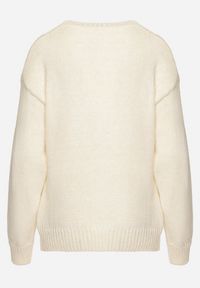 Born2be - Jasnobeżowy Sweter z Wełną Ściągaczem i Tłoczeniem Riavonnae. Okazja: na co dzień. Kolor: beżowy. Materiał: wełna. Styl: wizytowy, klasyczny, casual, elegancki #2