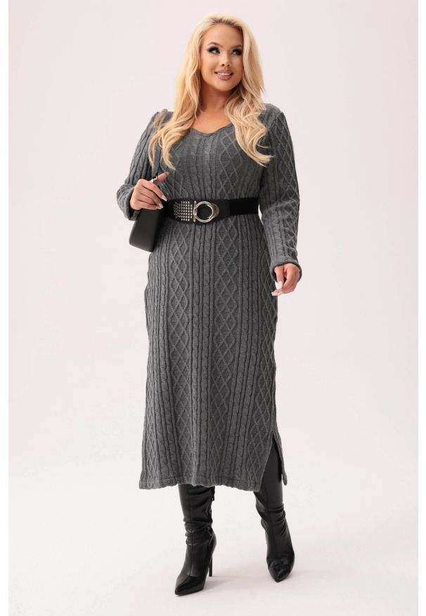 Moda Size Plus Iwanek - Szara sweterkowa sukienka Arianna MAXI z warkoczowym splotem PLUS SIZE XXL. Okazja: na spotkanie biznesowe, do pracy, na co dzień. Typ kołnierza: dekolt w kształcie V. Kolekcja: plus size. Kolor: szary. Wzór: ze splotem. Typ sukienki: dla puszystych. Materiał: dzianina, bawełna, materiał, tkanina, akryl. Sezon: zima. Styl: elegancki, biznesowy, klasyczny, casual. Długość: maxi