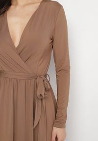 Born2be - Brązowa Sukienka Kopertowa z Wiskozą Wiązana w Talii Drestalia. Okazja: na co dzień. Typ kołnierza: dekolt w kształcie V. Kolor: brązowy. Materiał: wiskoza. Długość rękawa: długi rękaw. Typ sukienki: kopertowe. Styl: casual, klasyczny #3
