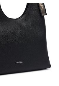 Calvin Klein Torebka Webbing Adj Strap Large Shoulder LV04F3643G Czarny. Kolor: czarny. Materiał: skórzane #4