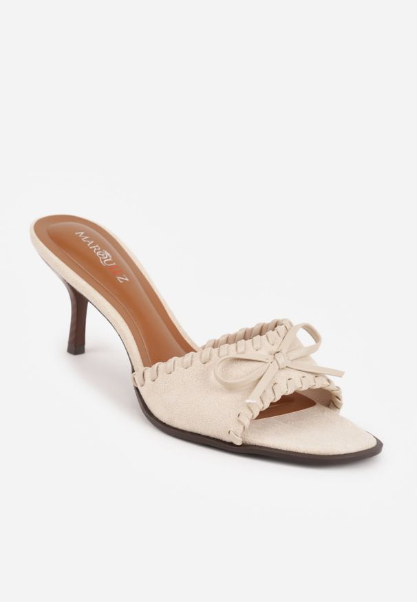 Renee - Beżowe Klapki Peep Toe na Szpilce Zdobione Przeszyciami i Kokardką Charvienne. Okazja: na co dzień. Nosek buta: otwarty. Kolor: beżowy. Wzór: aplikacja. Sezon: lato. Obcas: na szpilce. Styl: elegancki, retro, casual