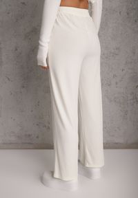 Renee - Jasnobeżowe Prążkowane Spodnie High Waist z Szerokimi Nogawkami Ginorria. Stan: podwyższony. Kolor: beżowy. Materiał: prążkowany. Długość: krótkie. Sezon: lato #3