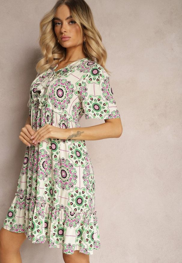 Renee - Zielona Sukienka z Wiskozowej Tkaniny w Mozaikowy Wzór Boho Naviera. Okazja: na imprezę, na spacer, na co dzień. Kolor: zielony. Materiał: tkanina, wiskoza. Długość rękawa: krótki rękaw. Sezon: lato. Styl: boho