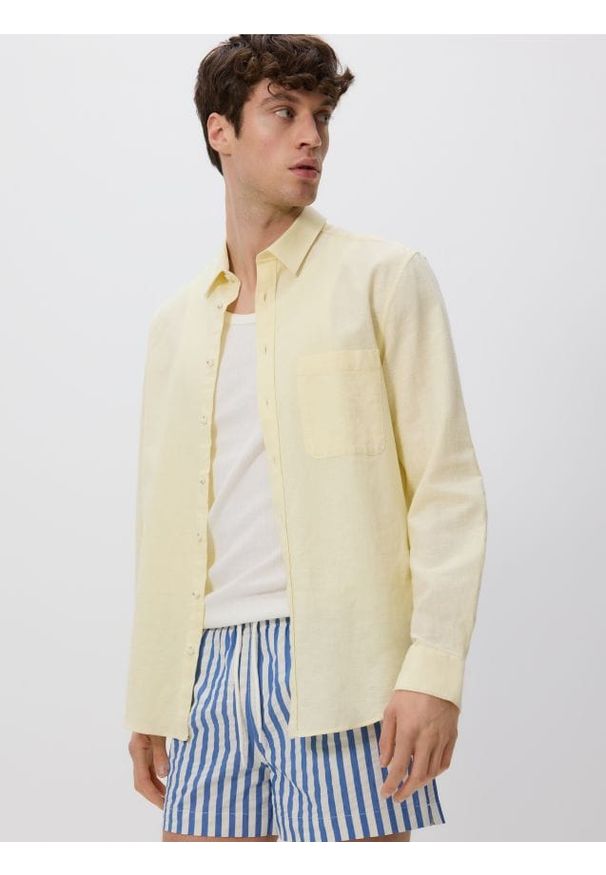 Reserved - Koszula regular z dodatkiem lnu - jasnożółty. Kolor: żółty. Materiał: len