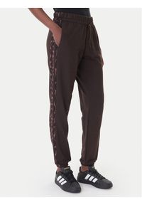 Adidas - adidas Spodnie dresowe Seasonal Essentials Leopard Print KA4720 Brązowy Regular Fit. Kolor: brązowy. Materiał: bawełna, syntetyk. Wzór: nadruk #1