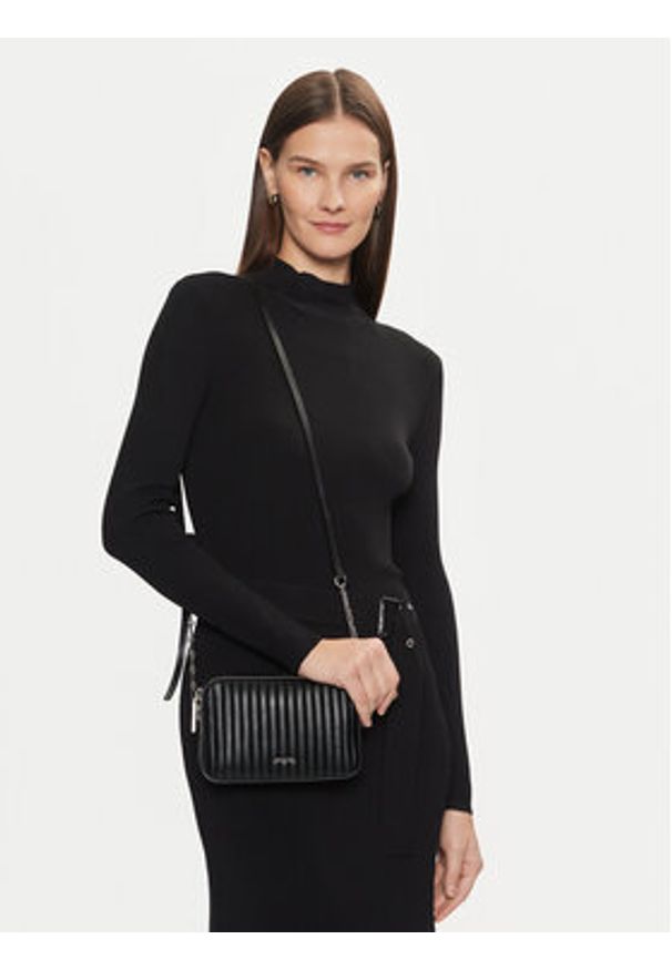 Calvin Klein Torebka Mini Line Quilt Camera Bag K60K613078 Czarny. Kolor: czarny. Materiał: skórzane