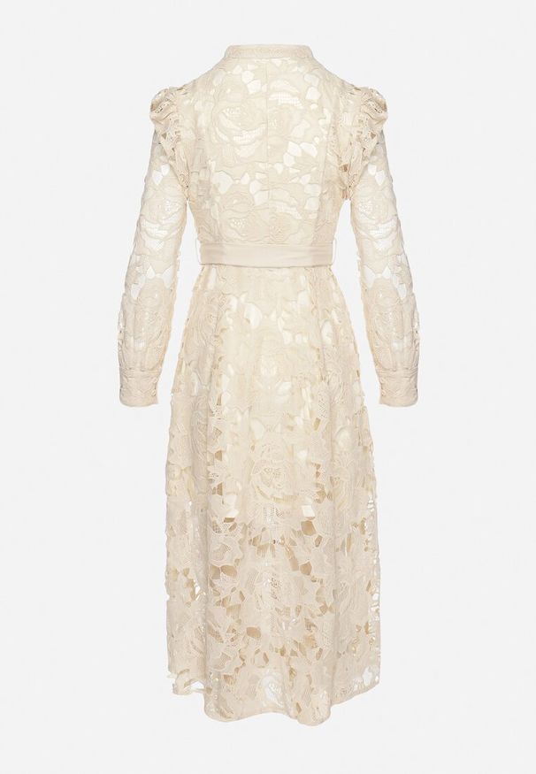 Born2be - Beżowa Koronkowa Sukienka z Paskiem w Talii i Falbanką Nicasta. Okazja: na co dzień. Typ kołnierza: kołnierzyk stójkowy. Kolor: beżowy. Materiał: koronka. Długość rękawa: długi rękaw. Typ sukienki: proste. Styl: casual, elegancki