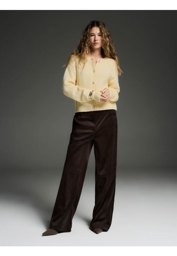 Reserved - Spodnie z imitacji zamszu - ciemnobrązowy. Kolor: brązowy. Materiał: zamsz