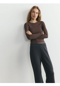 Reserved - Longsleeve z modalem - brązowy. Kolor: brązowy. Materiał: dzianina. Długość rękawa: długi rękaw #1