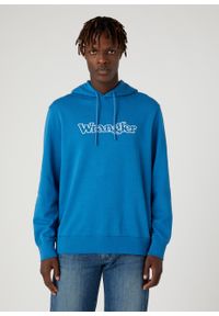 Wrangler - WRANGLER GRAPHIC HOODIE MĘSKA BLUZA Z KAPTUREM LOGO DEEP WATER W674I469F. Typ kołnierza: kaptur