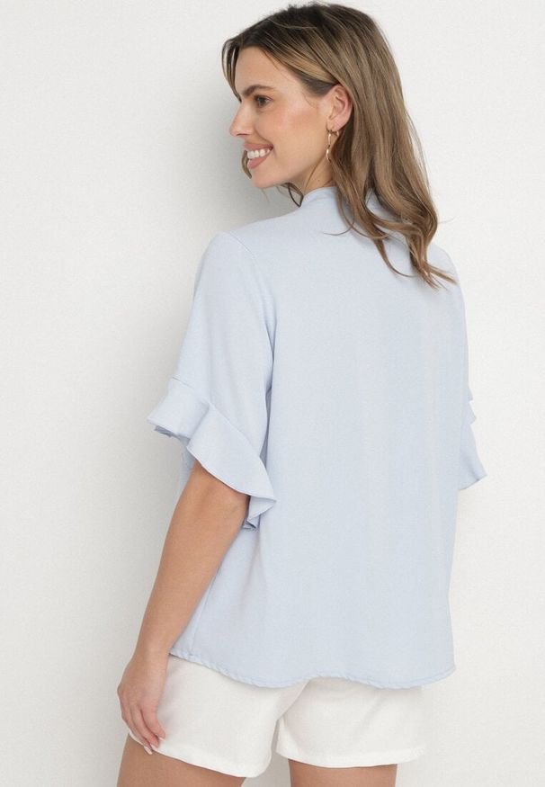 Born2be - Jasnoniebieska Bluzka Ozdobiona Wiązaniem i Falbanami Fademina. Okazja: na co dzień. Kolor: niebieski. Materiał: jeans. Wzór: aplikacja. Styl: klasyczny, casual