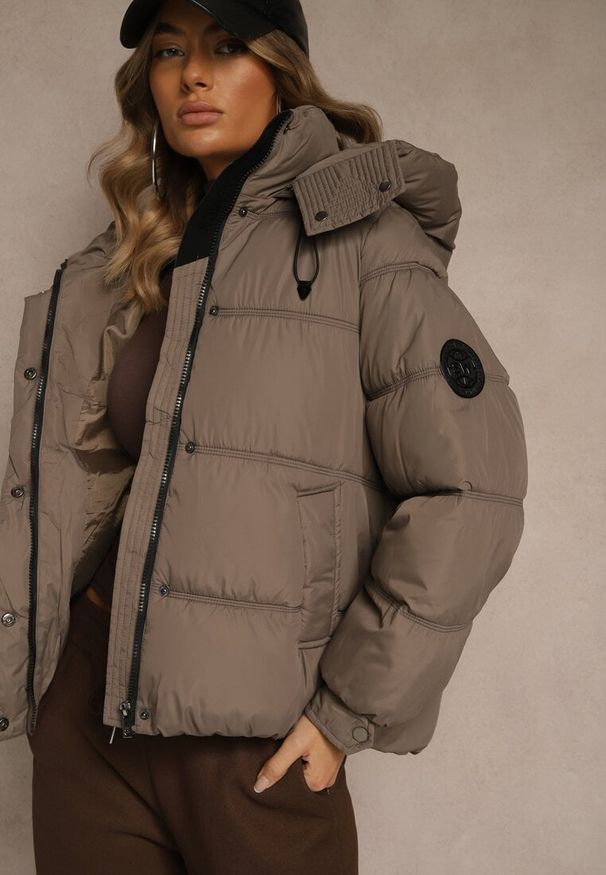 Renee - Ciemnobeżowa Oversizowa Kurtka Puffer z Kapturem i Naszywką przy Rękawie Azine. Okazja: na co dzień. Typ kołnierza: kaptur. Kolor: beżowy. Materiał: jeans, dzianina. Wzór: aplikacja. Styl: casual