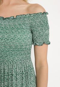 Born2be - Zielona Bawełniana Sukienka Typu Hiszpanka z Górą Marszczoną Gumkami z Falbanką Herira. Okazja: na co dzień, na spacer. Typ kołnierza: dekolt hiszpanka. Kolor: zielony. Materiał: bawełna. Długość rękawa: krótki rękaw. Typ sukienki: dopasowane, proste. Styl: klasyczny, casual #4