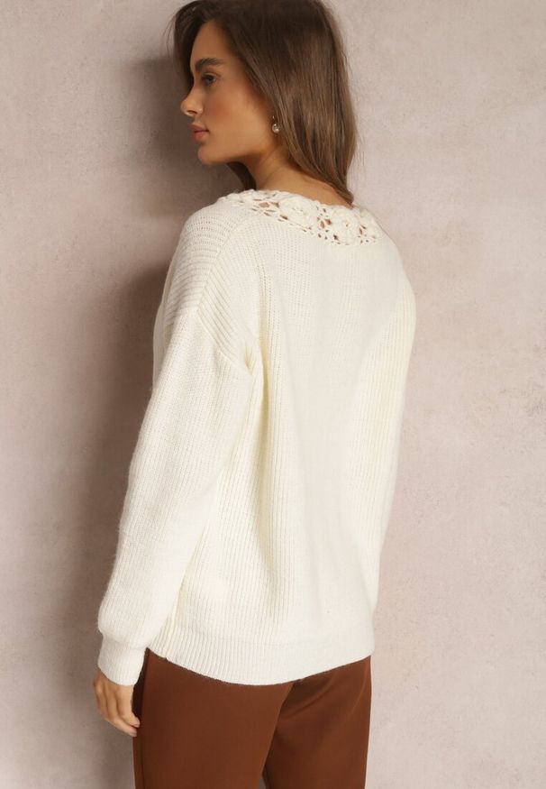 Renee - Jasnobeżowy Sweter Dzianinowy z Ażurowym Wzorem Elisora. Kolor: biały. Materiał: dzianina. Długość rękawa: długi rękaw. Długość: długie. Wzór: ażurowy