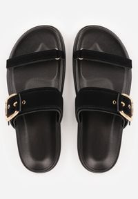 Renee - Czarne Klapki z Imitacji Zamszu na Płaskiej Podeszwie z Dużą Sprzączką Zabrina. Okazja: na co dzień. Kolor: czarny. Materiał: zamsz. Wzór: paski. Sezon: lato. Obcas: na płaskiej podeszwie. Styl: boho, casual #5