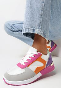 Born2be - Biało-Różowe Sneakersy z Kolorowymi Naszywkami i Błyszczącymi Lamówkami Aihara. Kolor: biały. Wzór: kolorowy, aplikacja
