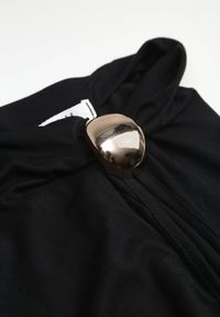 Born2be - Czarna Asymetryczna Bluzka z Wiskozy z Metaliczną Ozdobą i Marszczeniem Orinlea. Okazja: na co dzień. Kolor: czarny. Materiał: wiskoza. Długość: długie. Wzór: aplikacja. Styl: elegancki, casual #2