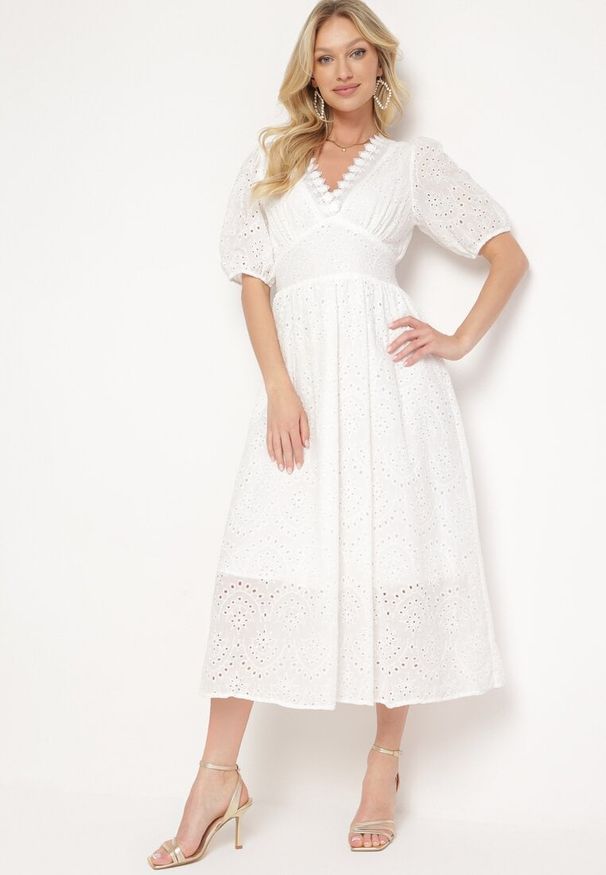 Born2be - Biała Bawełniana Sukienka z Haftowanej Tkaniny z Gumkami w Pasie Folvira. Okazja: na co dzień. Kolor: biały. Materiał: tkanina, bawełna. Długość rękawa: krótki rękaw. Wzór: haft. Typ sukienki: proste. Styl: casual, klasyczny. Długość: midi