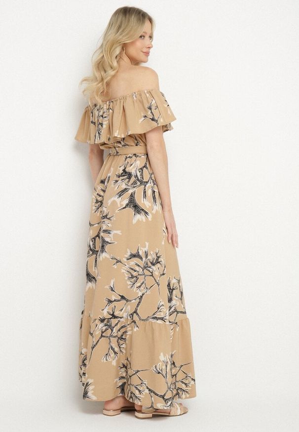 Born2be - Ciemnobeżowa Sukienka Hiszpanka o Rozkloszowanym Kroju z Wiązanym Paskiem Sesiniela. Okazja: na co dzień. Typ kołnierza: dekolt hiszpanka. Kolor: beżowy. Typ sukienki: rozkloszowane. Styl: elegancki, casual