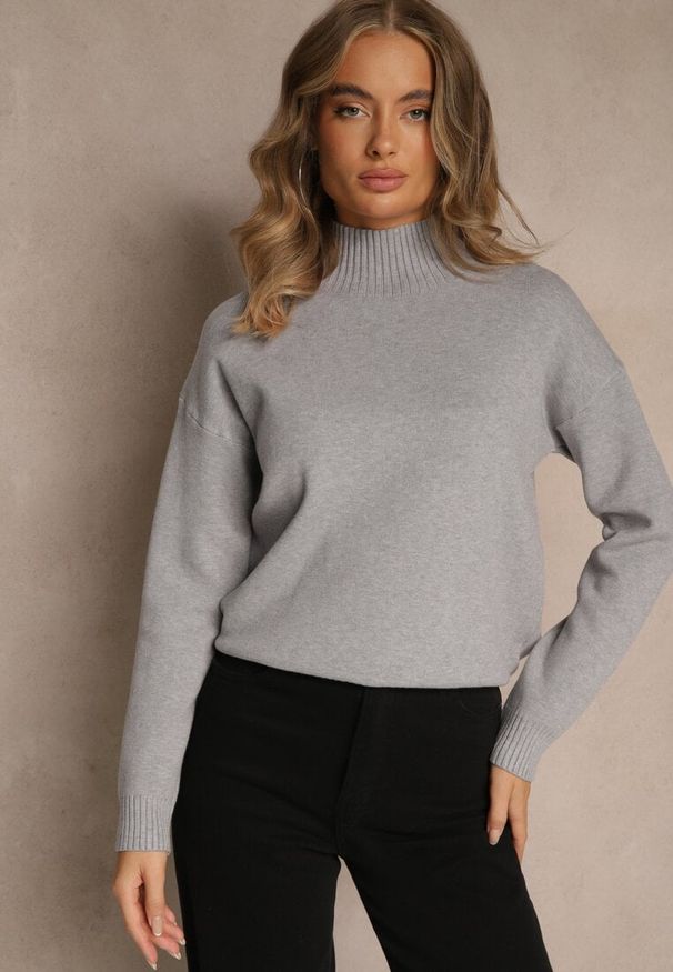Renee - Szary Gładki Golf Casual Raliana. Okazja: na co dzień. Typ kołnierza: golf. Kolor: szary. Materiał: skóra, jeans. Długość rękawa: długi rękaw. Długość: długie. Wzór: gładki. Styl: casual