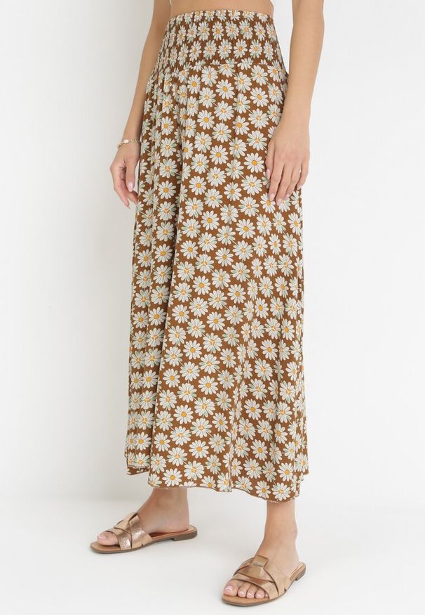 Born2be - Jasnobrązowe Szerokie Spodnie High Waist o Długości 7/8 Vatum. Stan: podwyższony. Kolor: brązowy. Materiał: wiskoza, tkanina. Wzór: aplikacja, nadruk, kwiaty