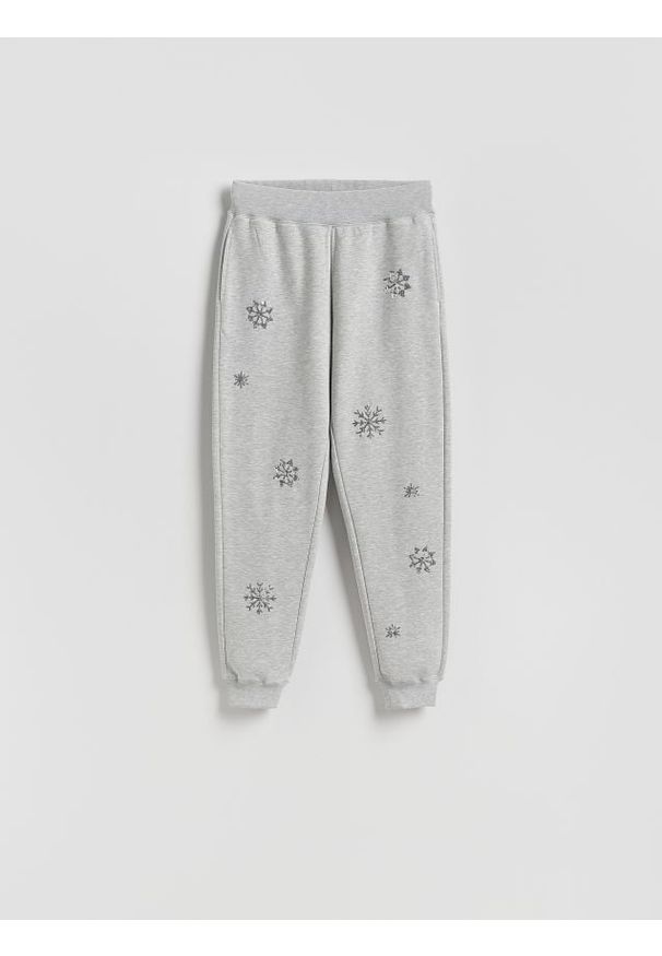 Reserved - Spodnie dresowe z aplikacjami - ciemnoszary. Kolor: szary. Materiał: dresówka. Wzór: aplikacja
