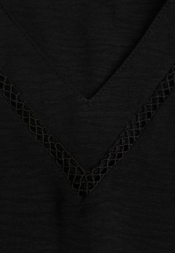 Renee - Czarna Rozszerzana Bluzka z Krótkimi Rękawami i Ażurowymi Taśmami Zaylor. Kolor: czarny. Długość rękawa: krótki rękaw. Długość: krótkie. Wzór: ażurowy. Sezon: wiosna, lato