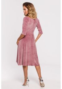 MOE - Sukienka welurowa rozkloszowana kopertowa dekolt V różowa. Okazja: na studniówkę, na sylwestra, na imprezę. Typ kołnierza: dekolt kopertowy. Kolor: różowy. Materiał: welur. Typ sukienki: kopertowe. Styl: wizytowy #2