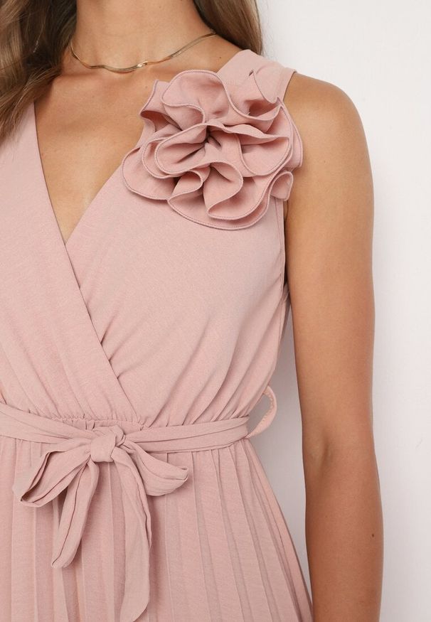 Born2be - Różowa Plisowana Sukienka z Paskiem i Gumką w Talii Ozdobiona Broszką Kwiatem Vikmirra. Okazja: na randkę, na ślub cywilny, na wesele, na imprezę. Typ kołnierza: dekolt w kształcie V. Kolor: różowy. Wzór: aplikacja, kwiaty. Styl: elegancki, klasyczny