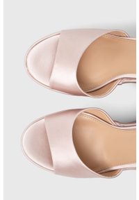 Steve Madden sandały Compact kolor beżowy SM11002429. Zapięcie: klamry. Kolor: beżowy. Materiał: materiał, guma. Wzór: gładki. Obcas: na koturnie #3