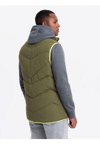Ombre Clothing - Pikowany bezrękawnik męski z neonowymi akcentami – oliwkowy V5. Typ kołnierza: kołnierzyk stójkowy. Kolor: oliwkowy. Materiał: guma, tkanina, poliester, materiał, syntetyk. Długość rękawa: bez rękawów. Wzór: aplikacja