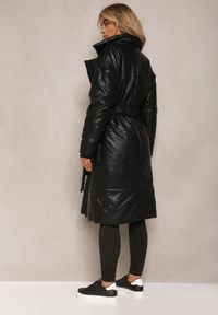 Renee - Czarny Płaszcz z Imitacji Skóry z Wiązanym Paskiem Tosha. Kolor: czarny. Materiał: skóra. Długość: do kolan
