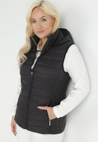 Born2be - Czarna Kamizelka Pikowana z Kapturem Kari. Okazja: na co dzień. Typ kołnierza: kaptur. Kolekcja: plus size. Kolor: czarny. Długość: długie. Wzór: gładki. Materiał: tkanina, sztruks. Długość rękawa: długi rękaw. Styl: casual #4