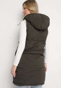 Born2be - Ciemnozielona Pikowana Kamizelka Dwustronna z Futerkiem Typu Baranek i Kapturem Lertiala. Okazja: na co dzień. Kolor: zielony. Materiał: futro. Wzór: aplikacja. Styl: casual, elegancki, klasyczny #6