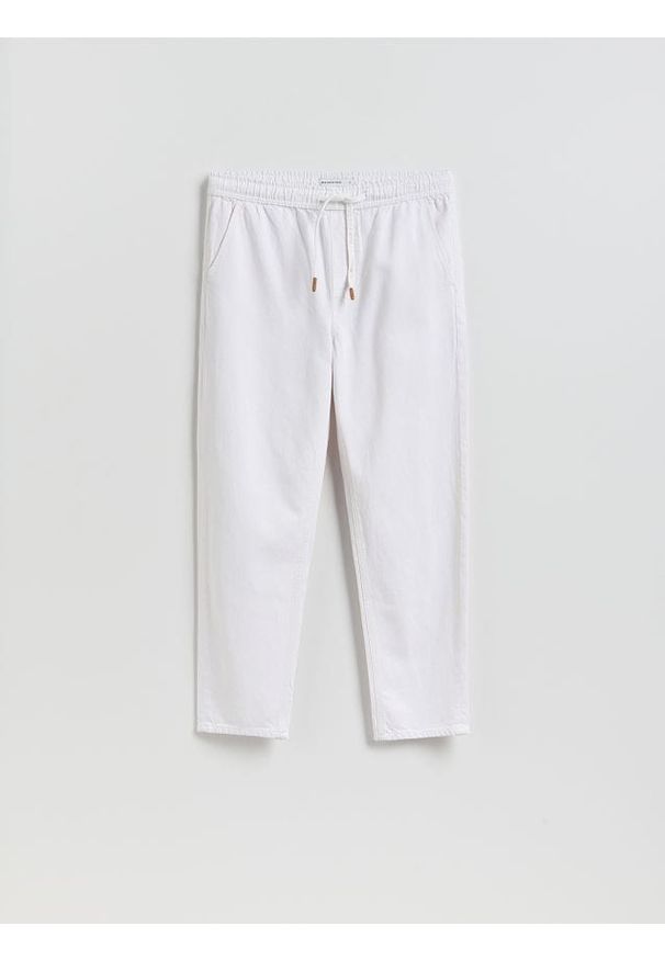 Reserved - Jeansy jogger fit - biały. Kolor: biały. Materiał: jeans