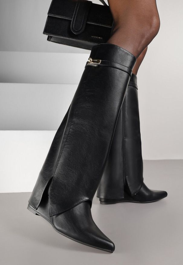 Born2be - Czarne Kozaki na Koturnie z Wywiniętą Cholewką z Klamerką Arirass. Okazja: na co dzień, do pracy, na spotkanie biznesowe. Zapięcie: klamry. Kolor: czarny. Materiał: jeans. Szerokość cholewki: normalna. Obcas: na koturnie. Styl: biznesowy, casual, elegancki