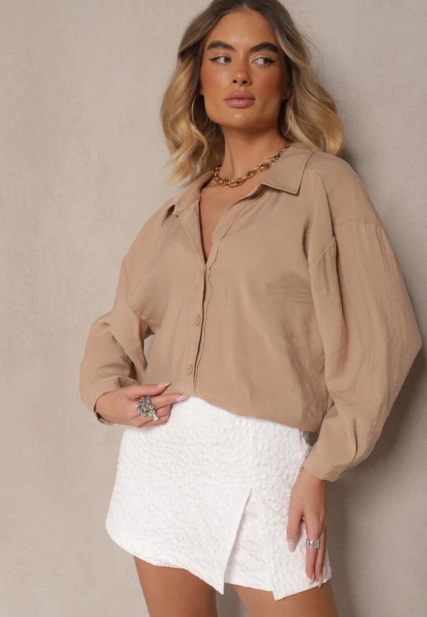 Renee - Beżowa Koszula z Modalem o Fasonie Oversize Adavelle. Okazja: na co dzień. Typ kołnierza: kołnierzyk klasyczny, dekolt w serek. Kolor: beżowy. Materiał: jeans, materiał. Długość rękawa: długi rękaw. Długość: długie. Styl: klasyczny, casual, elegancki