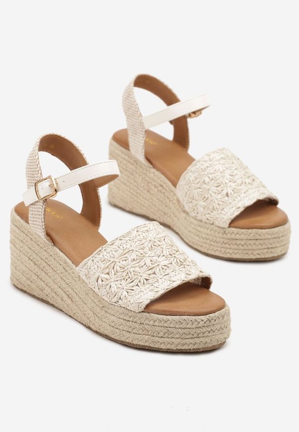 Renee - Beżowo-Białe Sandały na Koturnie Vices w Stylu Boho Danione. Okazja: na spotkanie biznesowe, do pracy. Zapięcie: sprzączka. Kolor: beżowy. Materiał: jeans. Sezon: lato. Obcas: na koturnie. Styl: boho