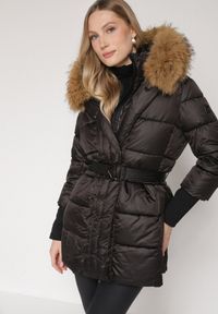 Born2be - Czarna Kurtka z Pikowanymi Przeszyciami Paskiem i Kapturem z Futrem Lidanessa. Okazja: na co dzień. Kolor: czarny. Materiał: futro. Styl: casual #1