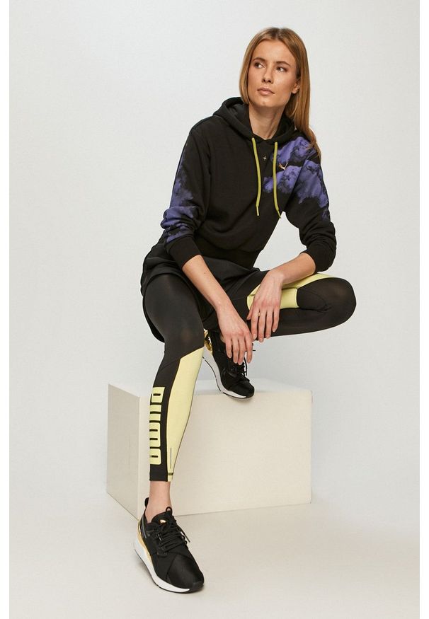 Puma Spodnie 520259 damskie kolor czarny z nadrukiem. Kolor: czarny. Materiał: dzianina. Wzór: nadruk