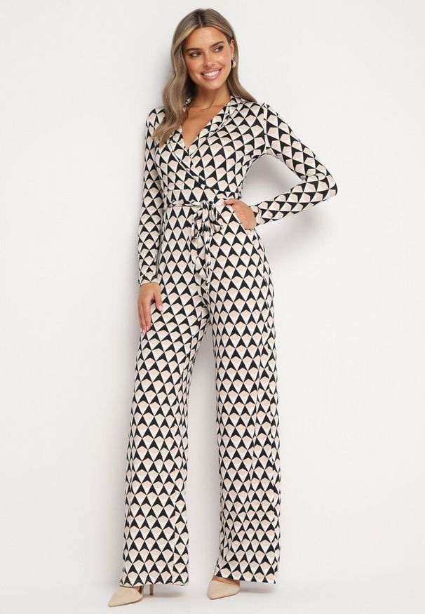 Born2be - Beżowy Kombinezon z Wiązanym Paskiem w Geometryczny Print Ninatti. Okazja: na imprezę, na randkę. Kolor: beżowy. Materiał: materiał. Wzór: geometria, nadruk