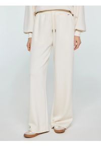 Big-Star - Spodnie damskie dresowe z szeroką nogawką kremowe Lunarap 102. Kolor: kremowy. Materiał: dresówka. Styl: elegancki #1