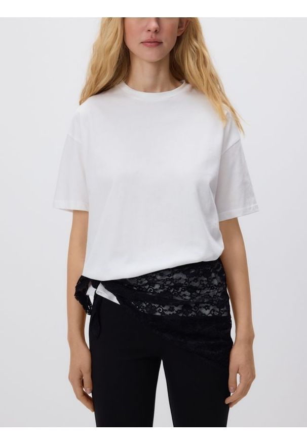 Reserved - T-shirt z koronkową bandaną - złamana biel. Materiał: koronka