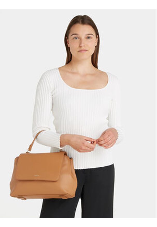 Calvin Klein Torebka Ck Must Top Handle Tote W/Flap K60K611043 Brązowy. Kolor: brązowy. Materiał: skórzane