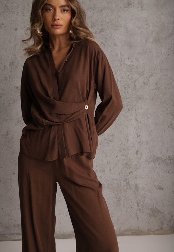 Renee - Brązowy Komplet z Wiskozy Spodnie Szerokie i Koszula z Ozdobnym Materiałem Airial. Kolor: brązowy. Materiał: wiskoza, materiał