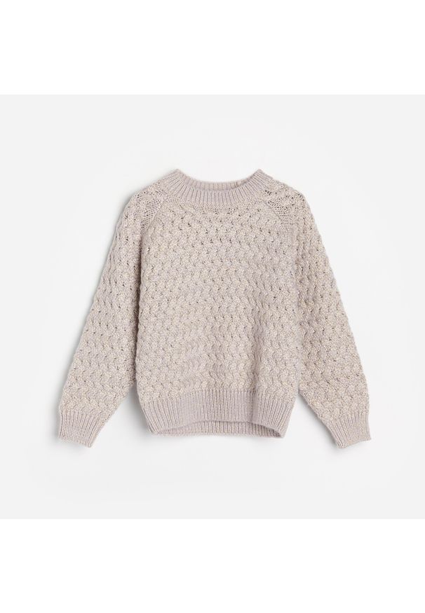 Reserved - Sweter z ozdobnym splotem - Kremowy. Kolor: kremowy. Materiał: ze splotem