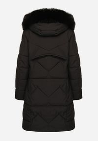 Born2be - Czarna Pikowana Kurtka o Taliowanym Kroju z Kapturem z Futerkiem Sintinnella. Okazja: na co dzień. Typ kołnierza: kaptur. Kolor: czarny. Materiał: futro. Sezon: zima, jesień. Styl: elegancki, casual #2